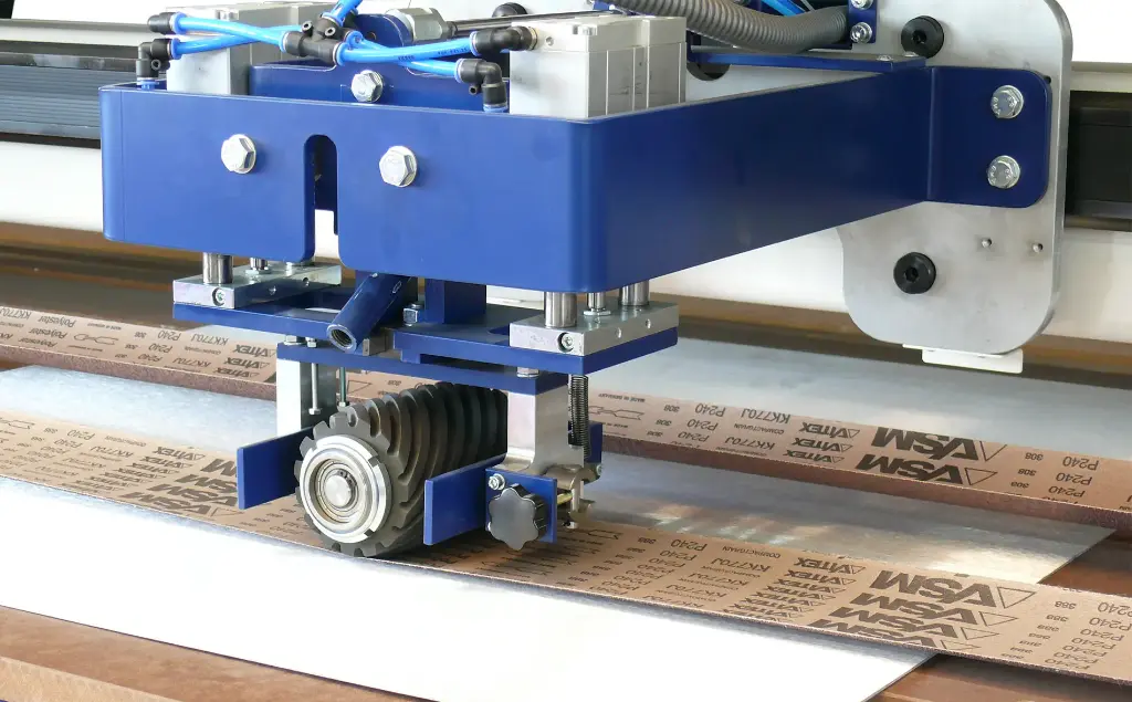 4_Langbandschleifmaschine-M2S97-Zweiband-Automatik-Schleifaggregat-pneumatisch-freigestellt (1).webp